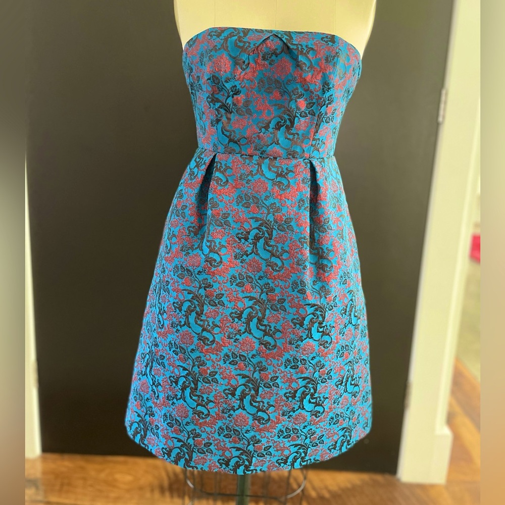 Leifnotes strapless dress.